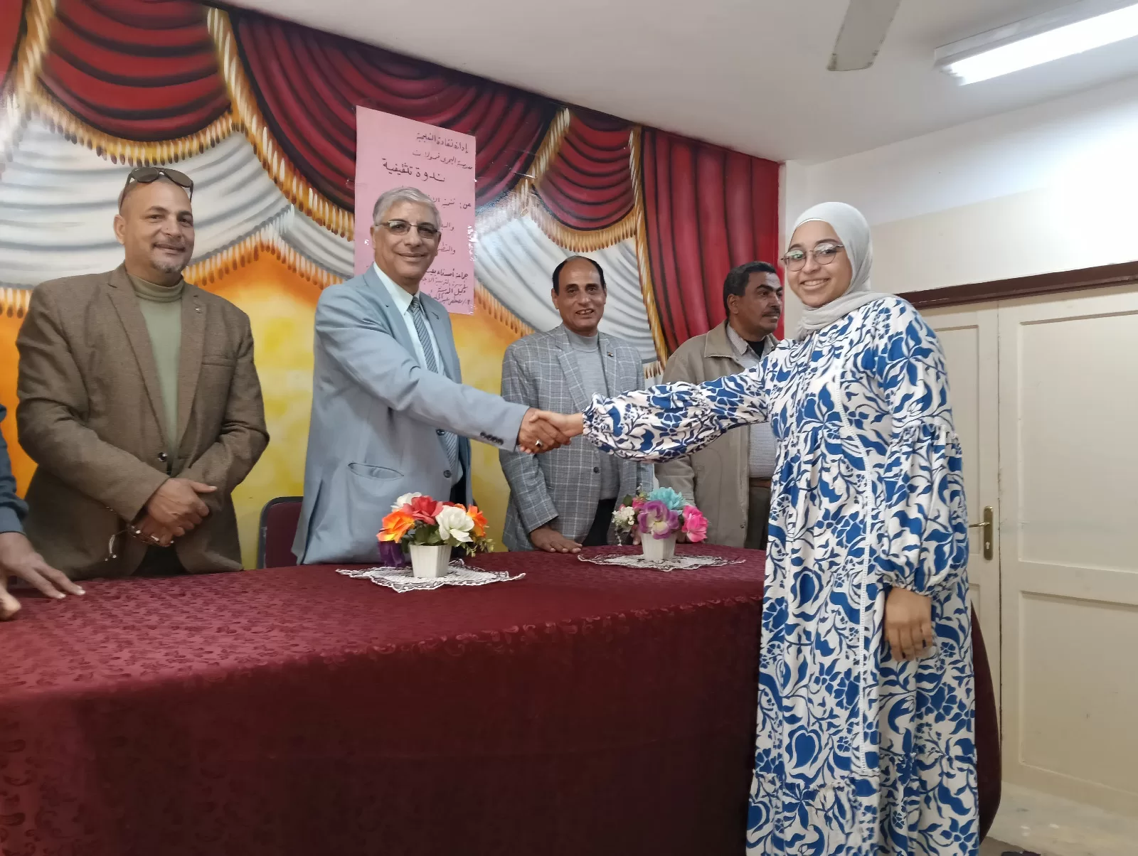 وكيل تعليم قنا يدعم أوائل الطلاب بمدرسة البحري قمولا الثانوية قبل التصفيات النهائية 167 - جريدة المساء