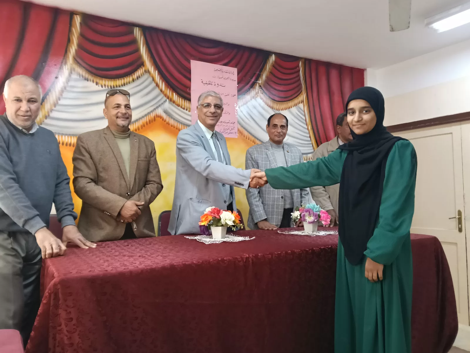 وكيل تعليم قنا يدعم أوائل الطلاب بمدرسة البحري قمولا الثانوية قبل التصفيات النهائية 169 - جريدة المساء