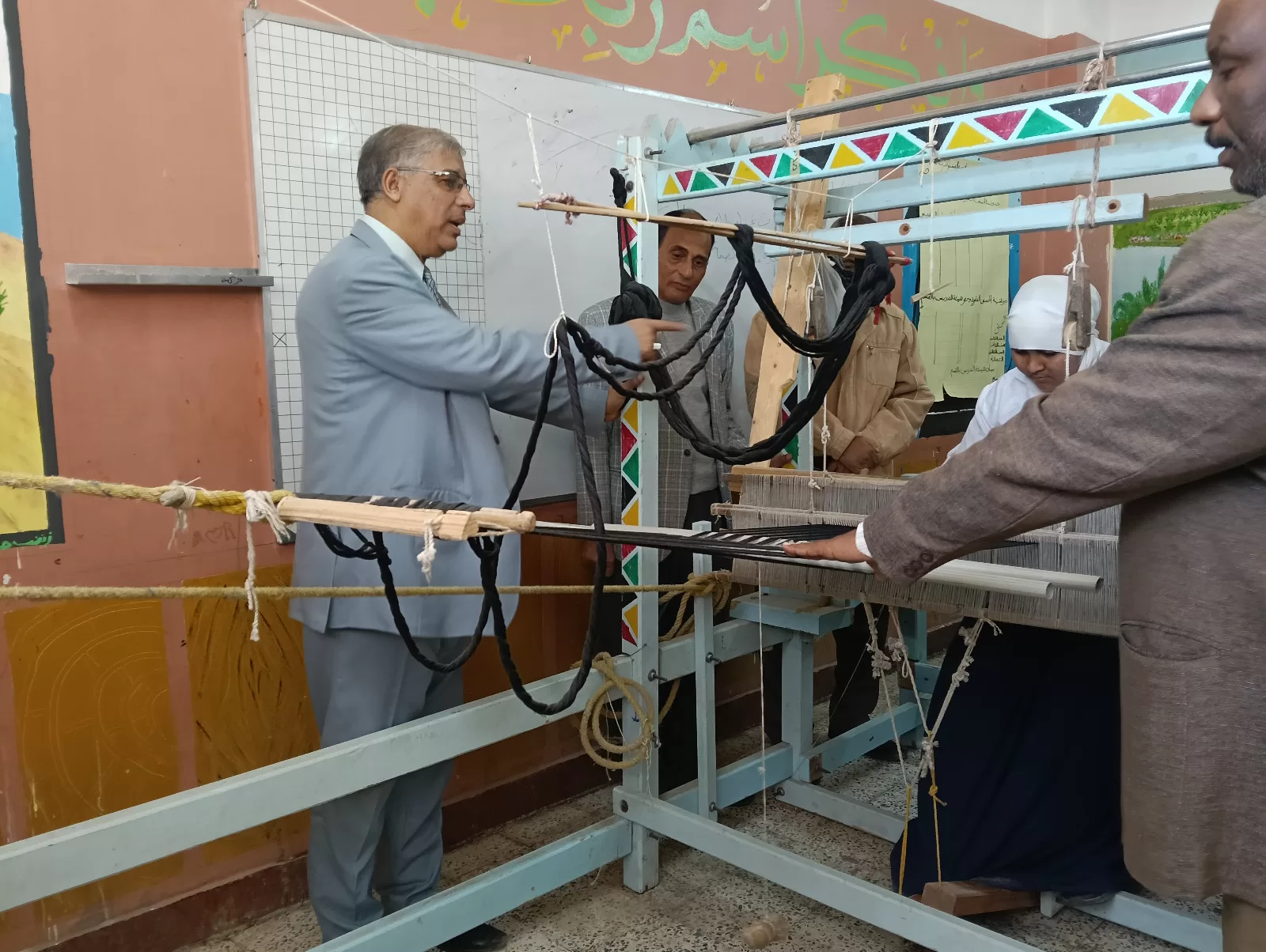 وكيل تعليم قنا يدعم أوائل الطلاب بمدرسة البحري قمولا الثانوية قبل التصفيات النهائية 185 - جريدة المساء