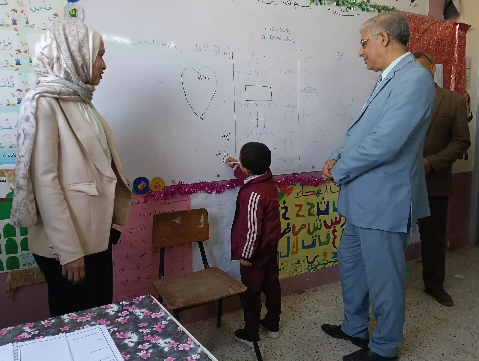 وكيل تعليم قنا يدعم أوائل الطلاب بمدرسة البحري قمولا الثانوية قبل التصفيات النهائية 187 - جريدة المساء