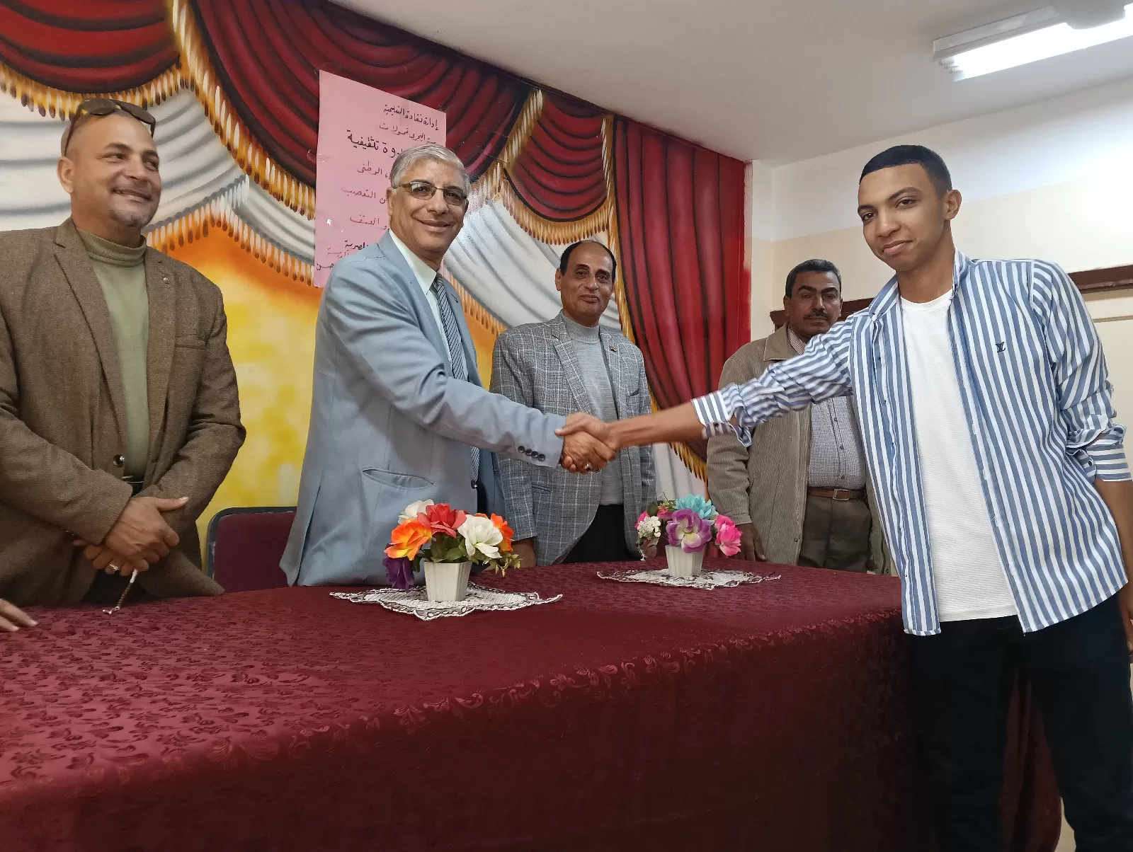 وكيل تعليم قنا يدعم أوائل الطلاب بمدرسة البحري قمولا الثانوية قبل التصفيات النهائية 173 - جريدة المساء