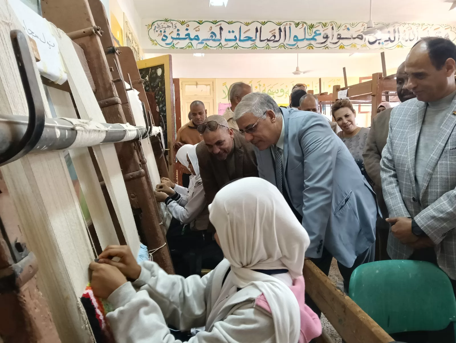 وكيل تعليم قنا يدعم أوائل الطلاب بمدرسة البحري قمولا الثانوية قبل التصفيات النهائية 193 - جريدة المساء