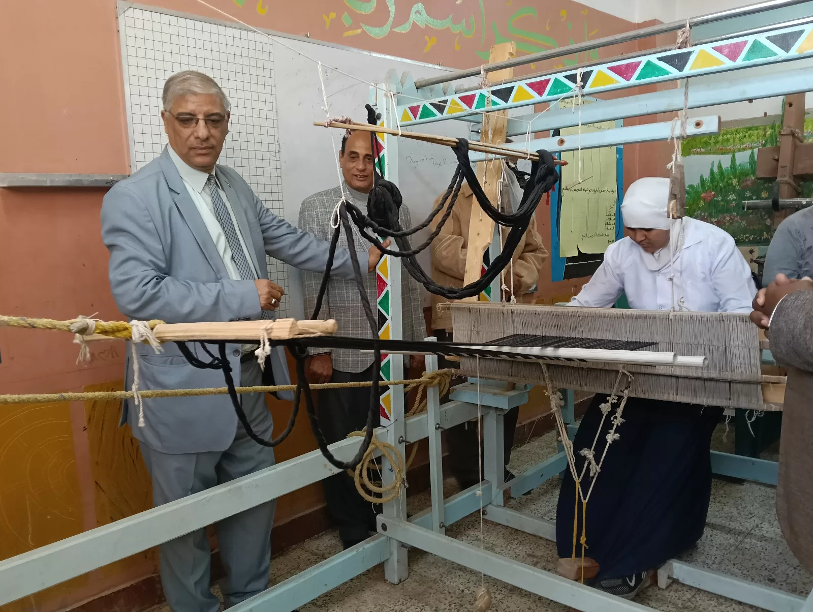 وكيل تعليم قنا يدعم أوائل الطلاب بمدرسة البحري قمولا الثانوية قبل التصفيات النهائية 195 - جريدة المساء