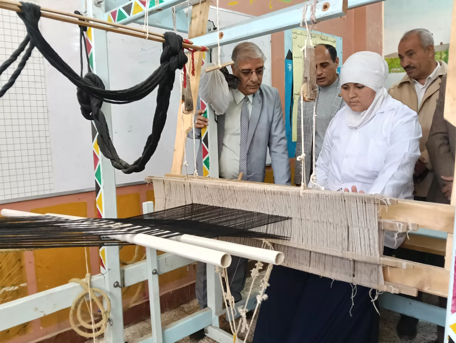 وكيل تعليم قنا يدعم أوائل الطلاب بمدرسة البحري قمولا الثانوية قبل التصفيات النهائية 205 - جريدة المساء