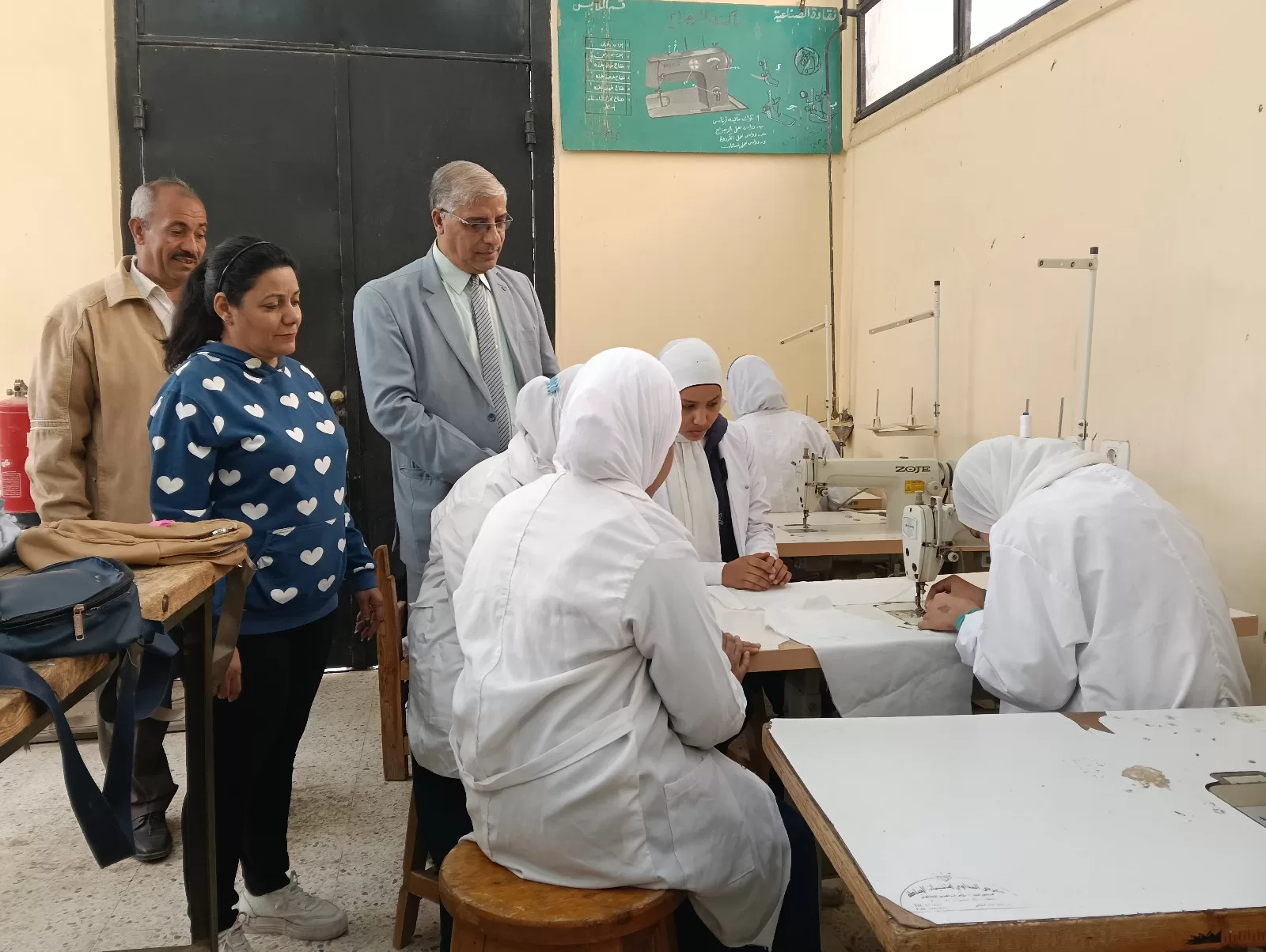 وكيل تعليم قنا يدعم أوائل الطلاب بمدرسة البحري قمولا الثانوية قبل التصفيات النهائية 207 - جريدة المساء