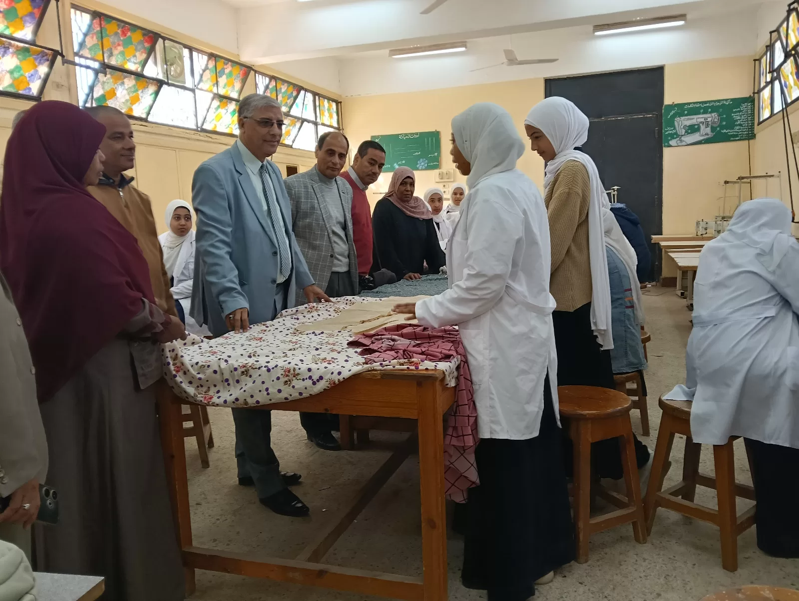 وكيل تعليم قنا يدعم أوائل الطلاب بمدرسة البحري قمولا الثانوية قبل التصفيات النهائية 209 - جريدة المساء