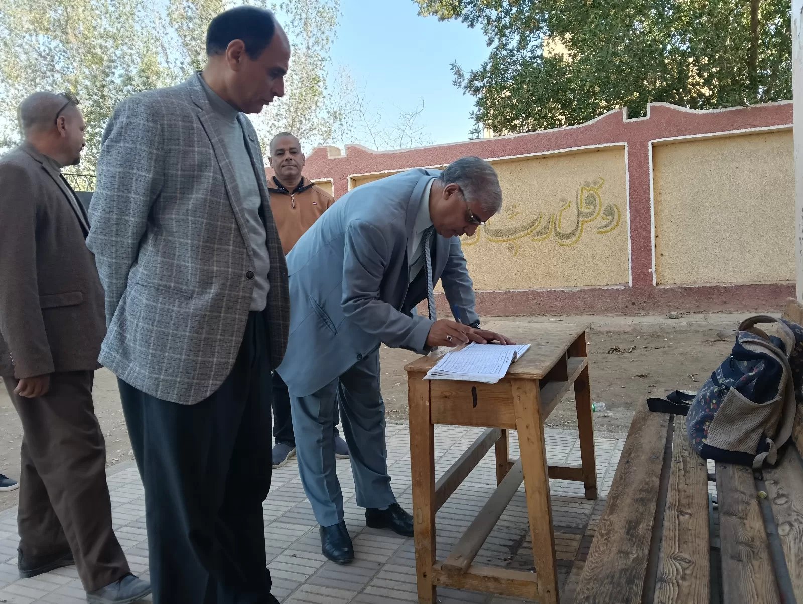 وكيل تعليم قنا يدعم أوائل الطلاب بمدرسة البحري قمولا الثانوية قبل التصفيات النهائية 215 - جريدة المساء