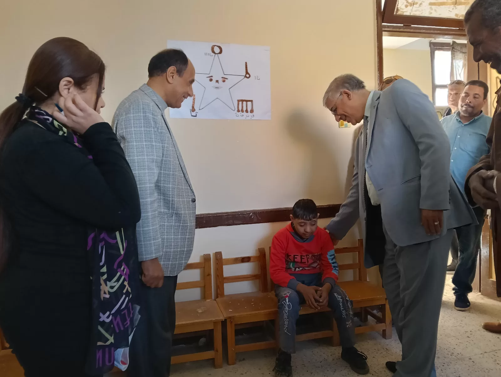 وكيل تعليم قنا يدعم أوائل الطلاب بمدرسة البحري قمولا الثانوية قبل التصفيات النهائية 213 - جريدة المساء