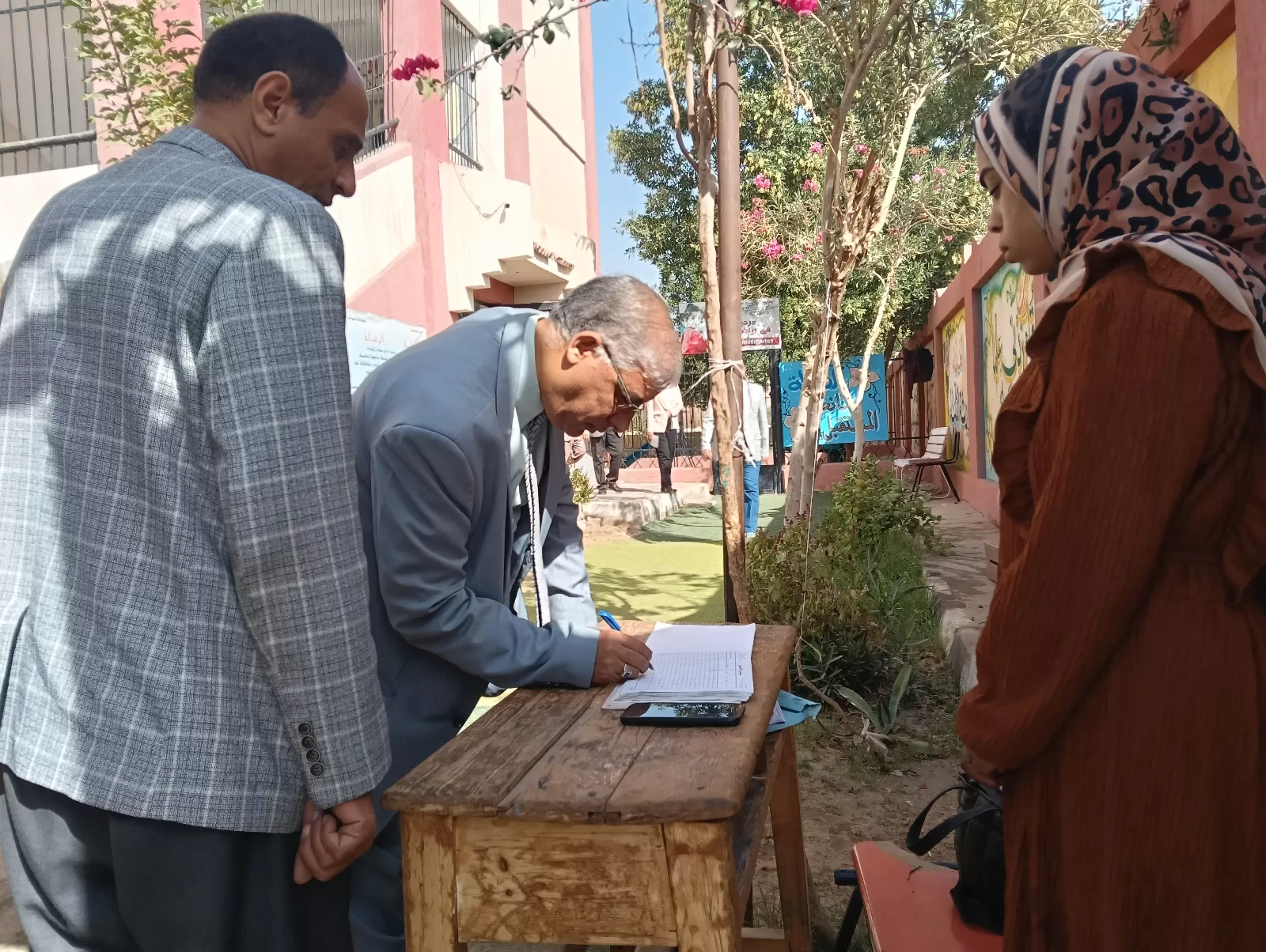 وكيل تعليم قنا يدعم أوائل الطلاب بمدرسة البحري قمولا الثانوية قبل التصفيات النهائية 217 - جريدة المساء