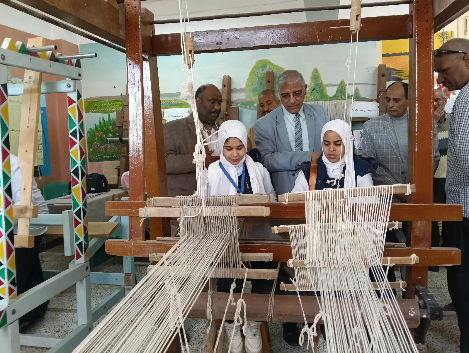 وكيل تعليم قنا يدعم أوائل الطلاب بمدرسة البحري قمولا الثانوية قبل التصفيات النهائية 225 - جريدة المساء