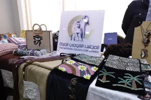 أمل عمار تتفقد معرض مشروعات رائدات الأعمال 23 - جريدة المساء