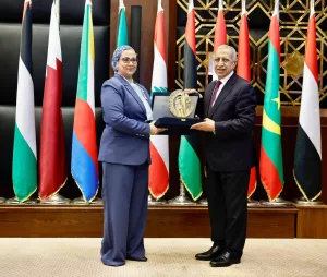 أمل عمار تتفقد معرض مشروعات رائدات الأعمال 21 - جريدة المساء