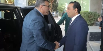 محافظ قنا الجديد يصل الديوان العام ويؤكد: مكتبي مفتوح للجميع وهدفي خدمة المحافظة وأبنائها 1 - جريدة المساء