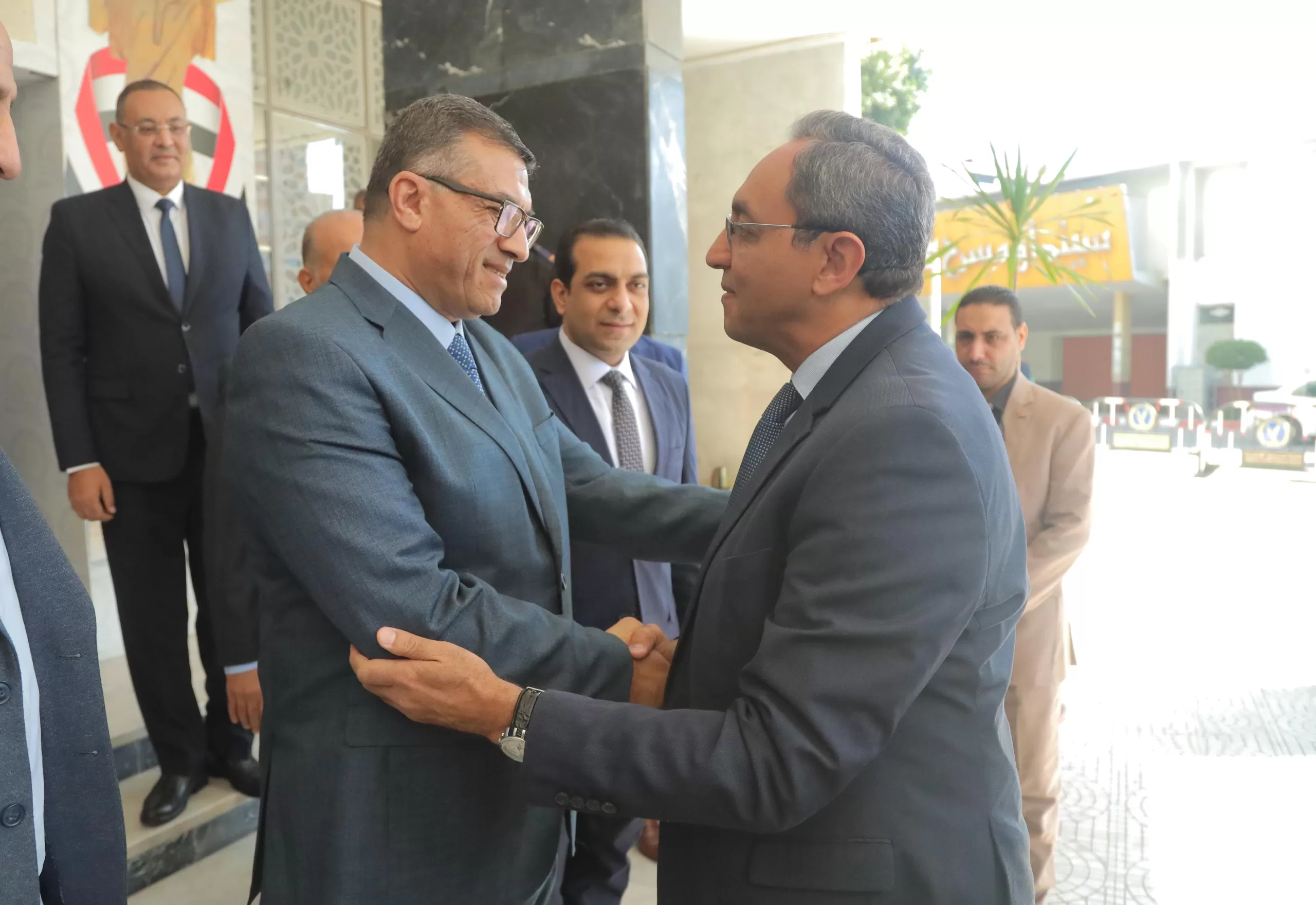 في مشهد من الود والتقدير.. محافظ قنا الجديد يبدأ مهام عمله بمراسم تسليم وتسلم مع المحافظ السابق 20 - جريدة المساء في مشهد من الود والتقدير.. محافظ قنا الجديد يبدأ مهام عمله بمراسم تسليم وتسلم مع المحافظ السابق 19 - جريدة المساء