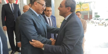 في مشهد من الود والتقدير.. محافظ قنا الجديد يبدأ مهام عمله بمراسم تسليم وتسلم مع المحافظ السابق 1 - جريدة المساء