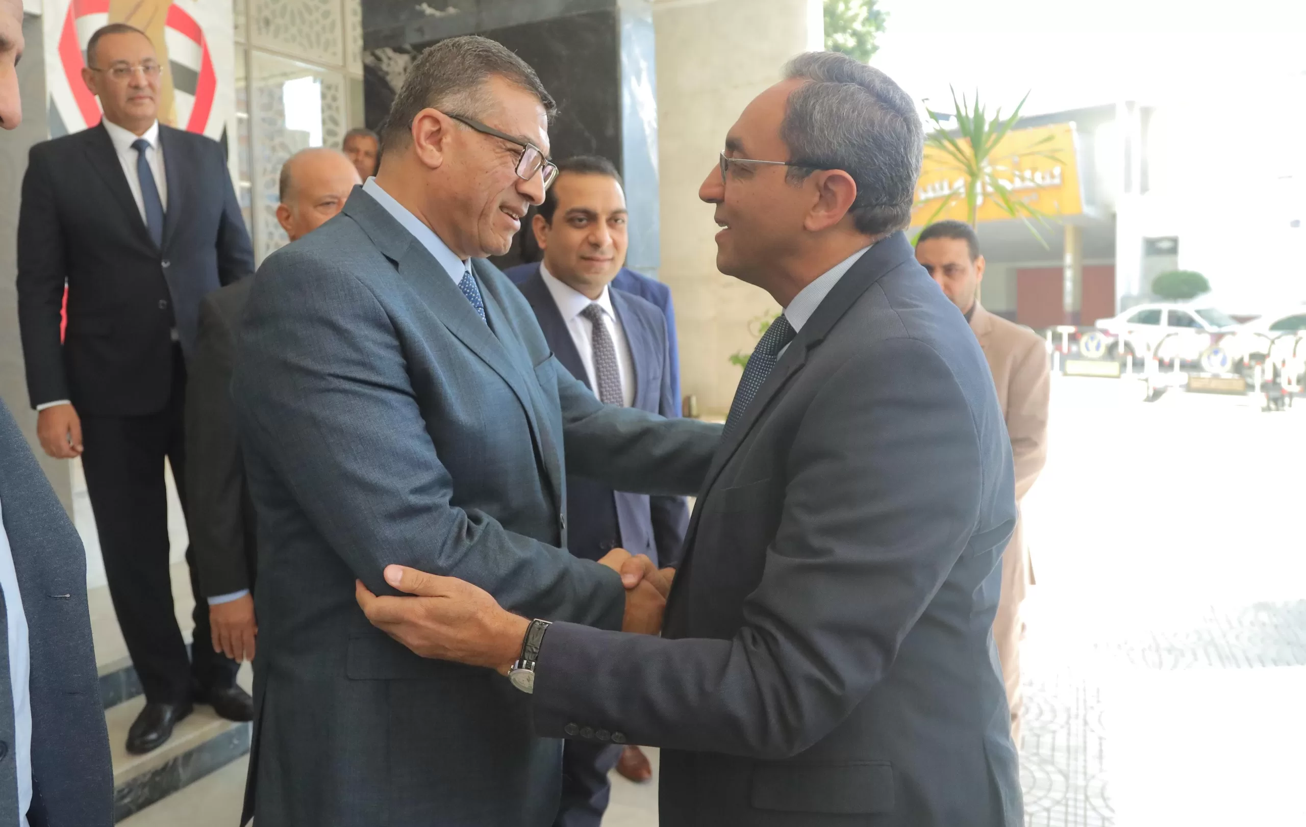 في مشهد من الود والتقدير.. محافظ قنا الجديد يبدأ مهام عمله بمراسم تسليم وتسلم مع المحافظ السابق 22 - جريدة المساء في مشهد من الود والتقدير.. محافظ قنا الجديد يبدأ مهام عمله بمراسم تسليم وتسلم مع المحافظ السابق 21 - جريدة المساء