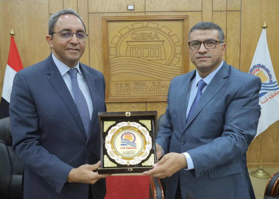 محافظ قنا الجديد يُهدي درع المحافظة إلى المحافظ السابق 91 - جريدة المساء