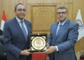 محافظ قنا الجديد يُهدي درع المحافظة إلى المحافظ السابق 29 - جريدة المساء