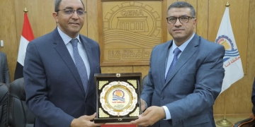 محافظ قنا الجديد يُهدي درع المحافظة إلى المحافظ السابق 1 - جريدة المساء