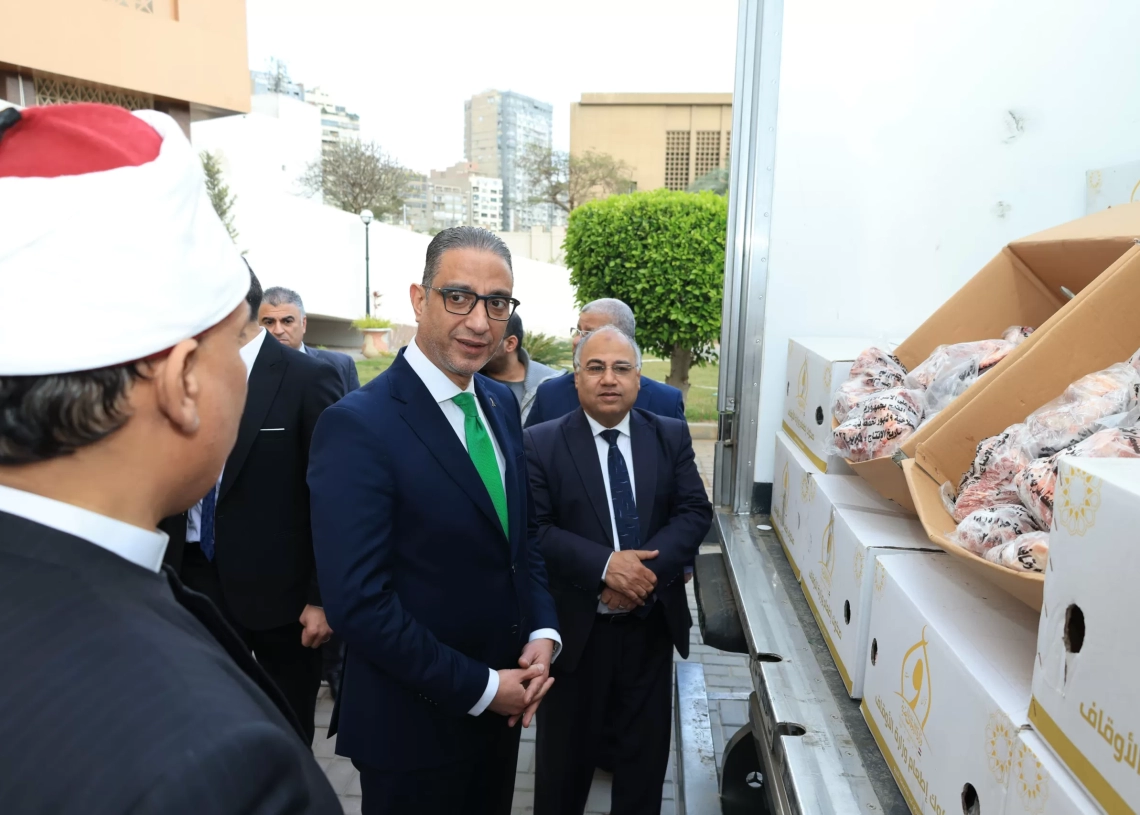 محافظ الجيزة يشهد تسلُّم 4 أطنان لحوم من صكوك «الإطعام» بالأوقاف للأسر الأولى بالرعاية 20 - جريدة المساء محافظ الجيزة يشهد تسلُّم 4 أطنان لحوم من صكوك «الإطعام» بالأوقاف للأسر الأولى بالرعاية 19 - جريدة المساء