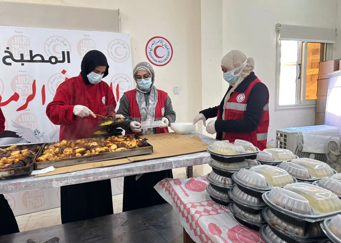 داخل مطبخ «زاد العزة الرمضاني»… أيادٍ مصرية تُفطر الصائمين في غزة 18 - جريدة المساء