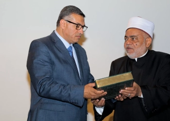 تقديرًا لمكانة جده الراحل الإمام "الببلاوي".. شيخ الأزهر يهدي محافظ قنا مصحفًا بماء الذهب  17 - جريدة المساء