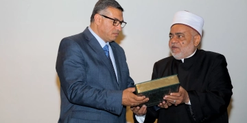 تقديرًا لمكانة جده الراحل الإمام "الببلاوي".. شيخ الأزهر يهدي محافظ قنا مصحفًا بماء الذهب 2 - جريدة المساء تقديرًا لمكانة جده الراحل الإمام "الببلاوي".. شيخ الأزهر يهدي محافظ قنا مصحفًا بماء الذهب 1 - جريدة المساء