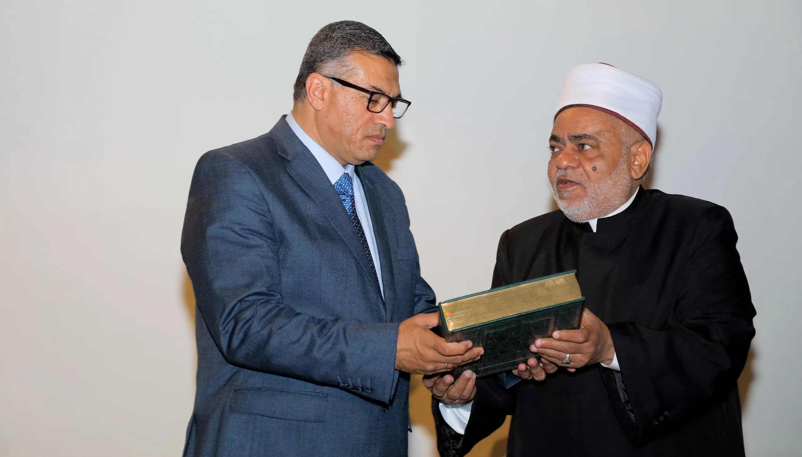 تقديرًا لمكانة جده الراحل الإمام "الببلاوي".. شيخ الأزهر يهدي محافظ قنا مصحفًا بماء الذهب 24 - جريدة المساء تقديرًا لمكانة جده الراحل الإمام "الببلاوي".. شيخ الأزهر يهدي محافظ قنا مصحفًا بماء الذهب 23 - جريدة المساء