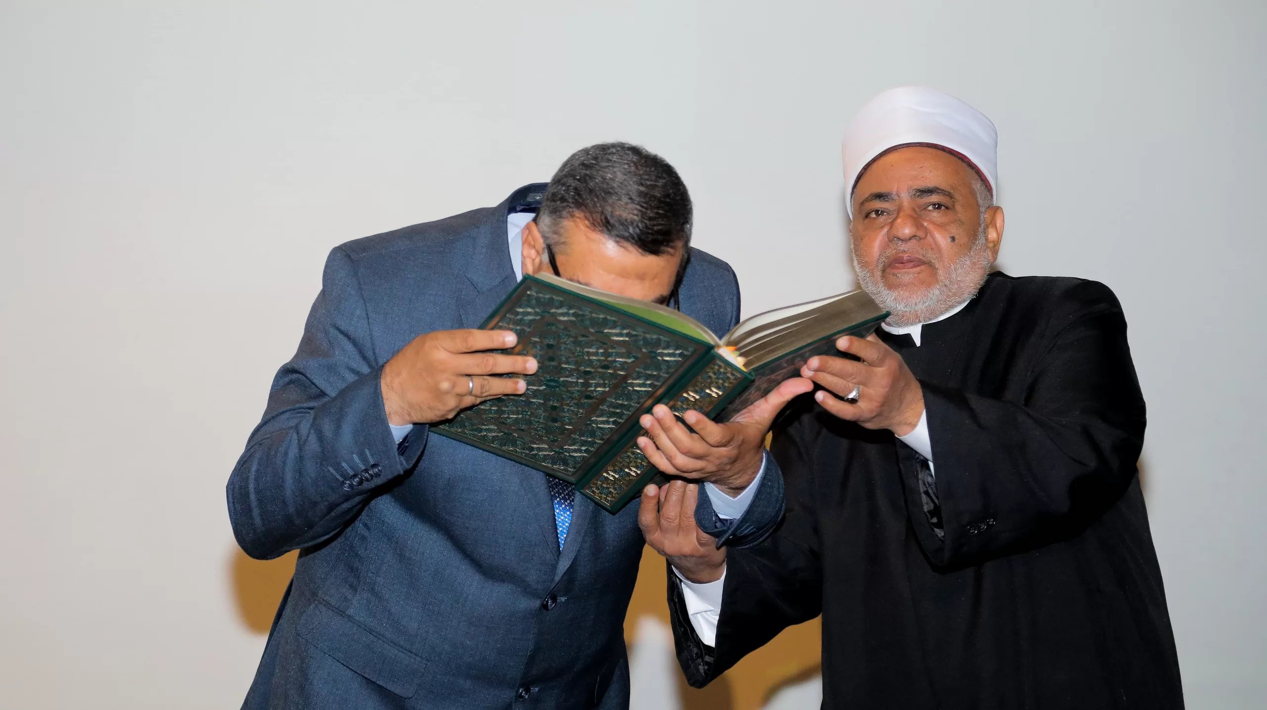 تقديرًا لمكانة جده الراحل الإمام "الببلاوي".. شيخ الأزهر يهدي محافظ قنا مصحفًا بماء الذهب 30 - جريدة المساء تقديرًا لمكانة جده الراحل الإمام "الببلاوي".. شيخ الأزهر يهدي محافظ قنا مصحفًا بماء الذهب 29 - جريدة المساء