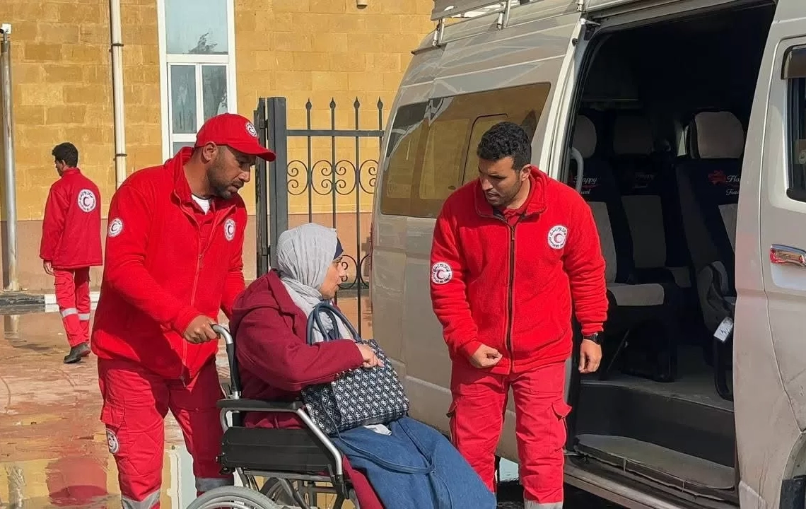 الهلال الأحمر يستقبل الدفعة الـ19 من الجرحى الفلسطينيين عبر معبر رفح 28 - جريدة المساء الهلال الأحمر يستقبل الدفعة الـ19 من الجرحى الفلسطينيين عبر معبر رفح 27 - جريدة المساء