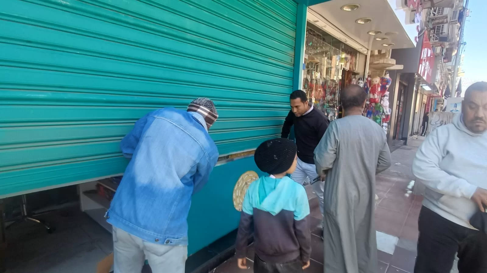 غلق وتشميع 8 محال وتوجيه 50 إنذارًا لمخالفين خلال حملة مكثفة بنجع حمادي 23 - جريدة المساء