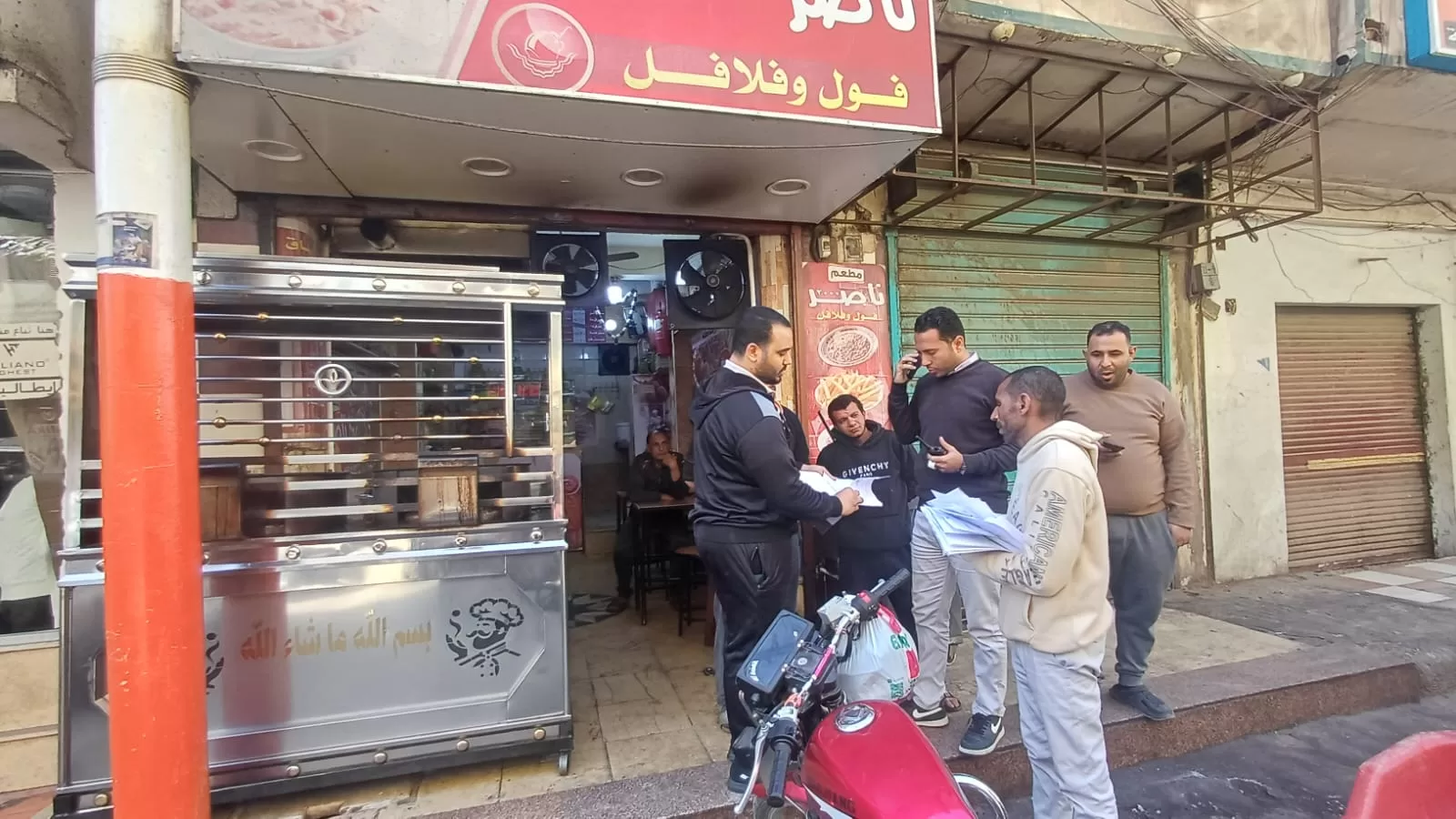 غلق وتشميع 8 محال وتوجيه 50 إنذارًا لمخالفين خلال حملة مكثفة بنجع حمادي 21 - جريدة المساء