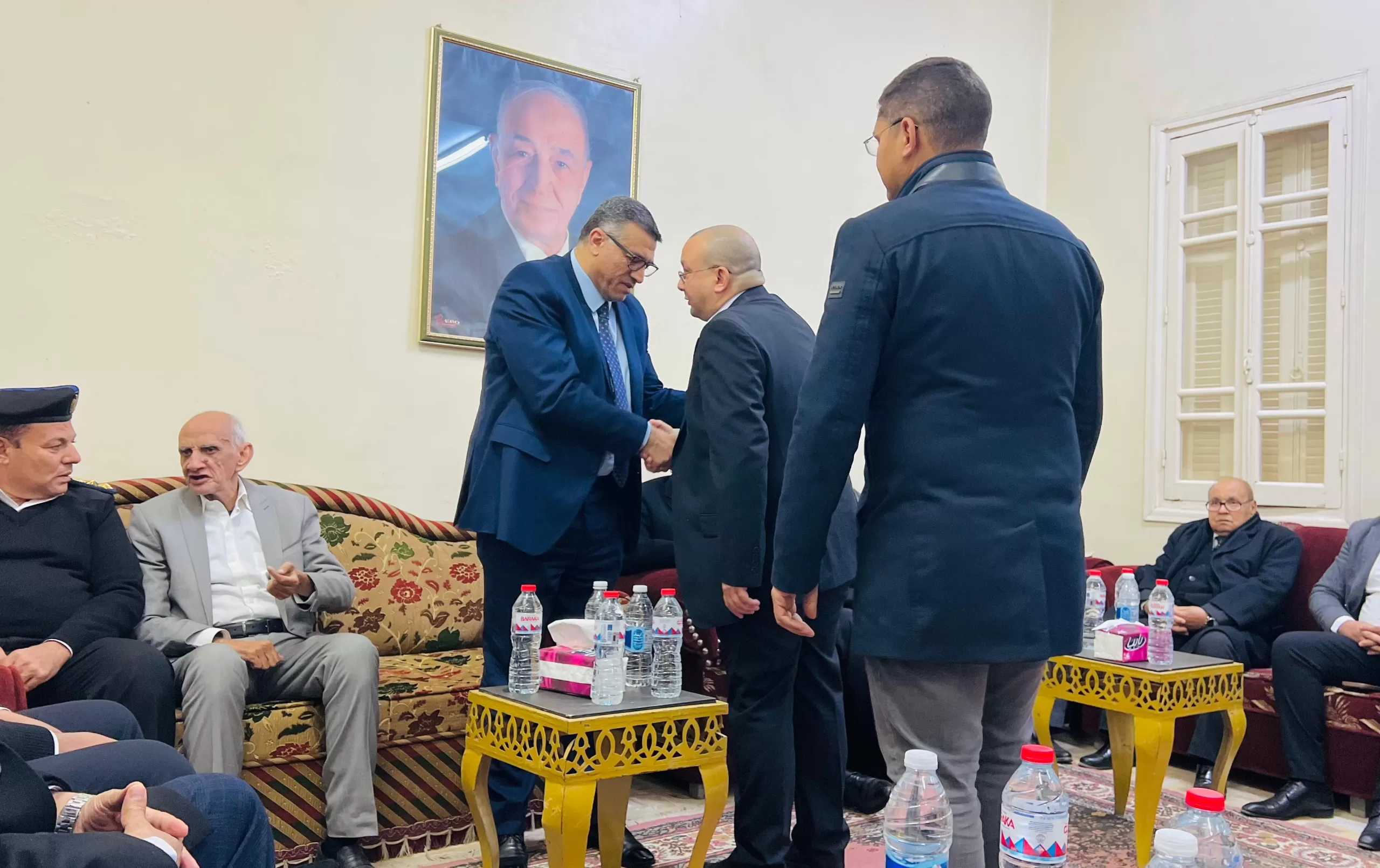 محافظ قنا يقدم واجب العزاء لأسرة شيخ الإذاعيين فهمي عمر 103 - جريدة المساء