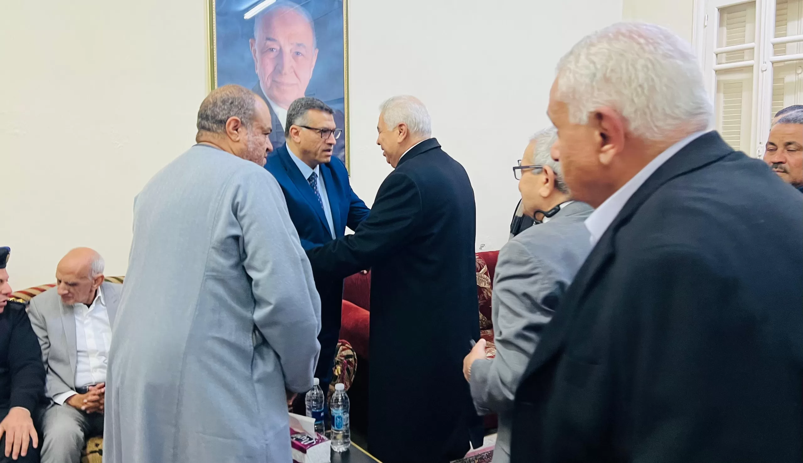 محافظ قنا يقدم واجب العزاء لأسرة شيخ الإذاعيين فهمي عمر 99 - جريدة المساء