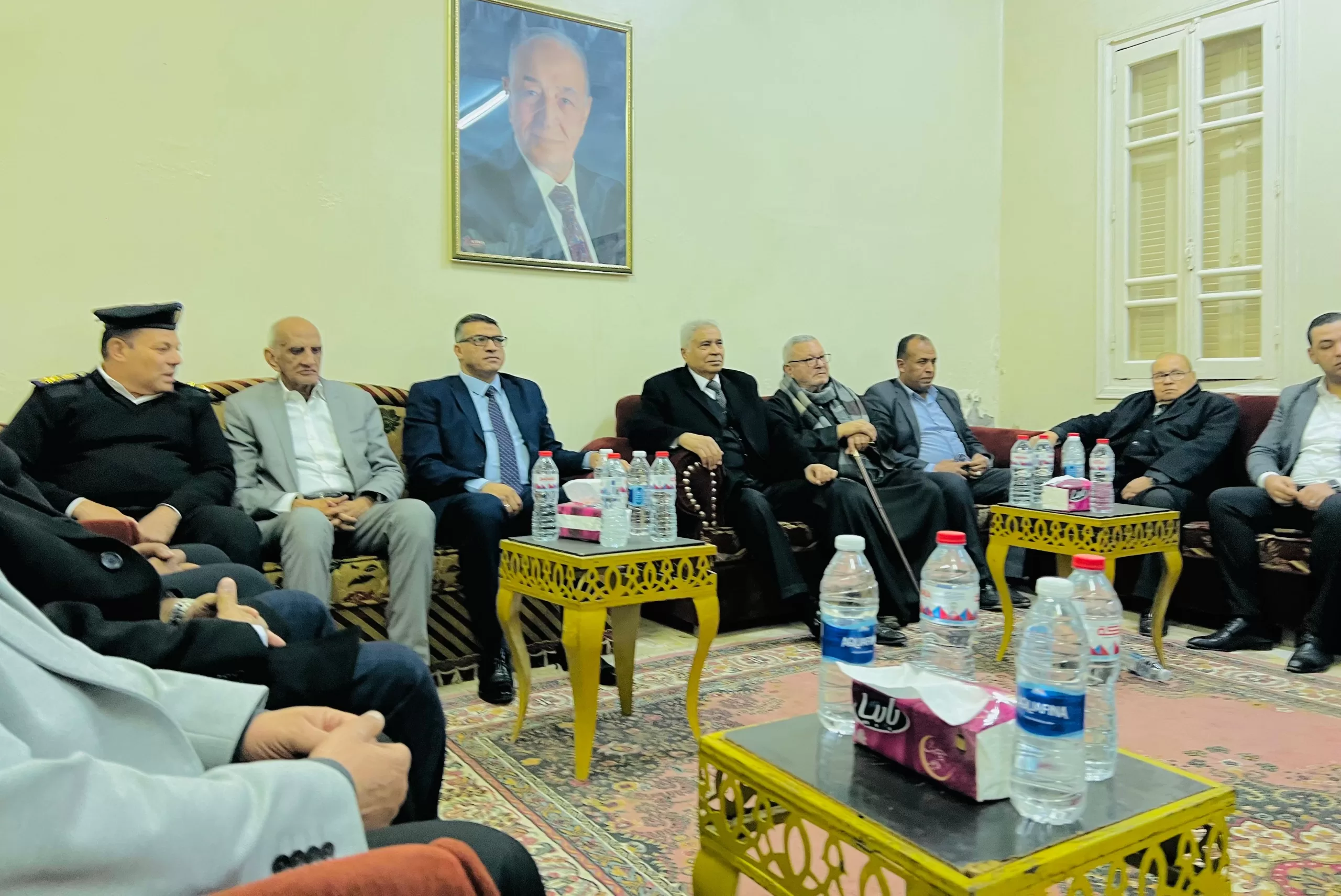 محافظ قنا يقدم واجب العزاء لأسرة شيخ الإذاعيين فهمي عمر 83 - جريدة المساء