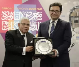 وزير الثقافة يكرم الفائزين بجوائز معرض الكتاب 21 - جريدة المساء