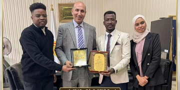 طلاب السودان يكرّمون جامعة الزقازيق.. درع تقديري يعكس روح التكامل والدعم المستمر للطلاب الوافدين 1 - جريدة المساء