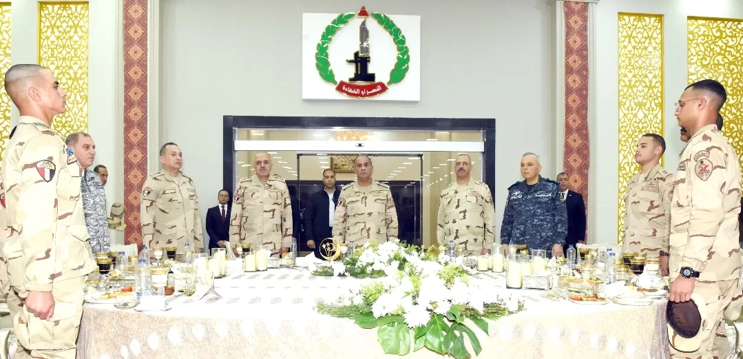 الفريق أشرف سالم زاهر يشارك عدداً من مقاتلى الجيش الثانى الميدانى تناول وجبة الإفطار 19 - جريدة المساء