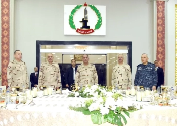 الفريق أشرف سالم زاهر يشارك عدداً من مقاتلى الجيش الثانى الميدانى تناول وجبة الإفطار 25 - جريدة المساء