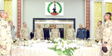 الفريق أشرف سالم زاهر يشارك عدداً من مقاتلى الجيش الثانى الميدانى تناول وجبة الإفطار 1 - جريدة المساء