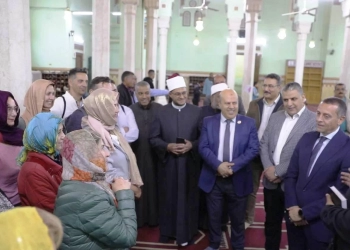محافظ أسوان يرحب بفوج سياحى إسبانى أثناء زيارتهم لمسجد الطابية 25 - جريدة المساء