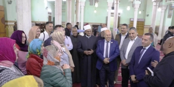محافظ أسوان يرحب بفوج سياحى إسبانى أثناء زيارتهم لمسجد الطابية 2 - جريدة المساء محافظ أسوان يرحب بفوج سياحى إسبانى أثناء زيارتهم لمسجد الطابية 1 - جريدة المساء