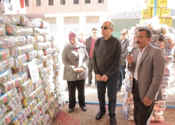 محافظ المنيا يفتتح منفذا غذائيا ببني مزار ضمن منظومة «أهلاً رمضان» 26 - جريدة المساء
