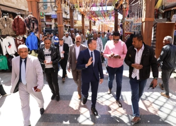 محافظ أسوان يوجه برفع الإشغالات ونقل الباعة الجائلين للسويقات الجديدة 19 - جريدة المساء