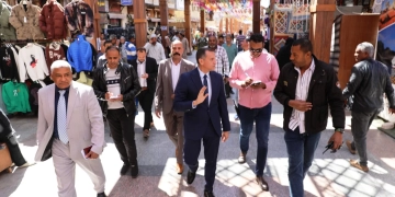 محافظ أسوان يوجه برفع الإشغالات ونقل الباعة الجائلين للسويقات الجديدة 1 - جريدة المساء
