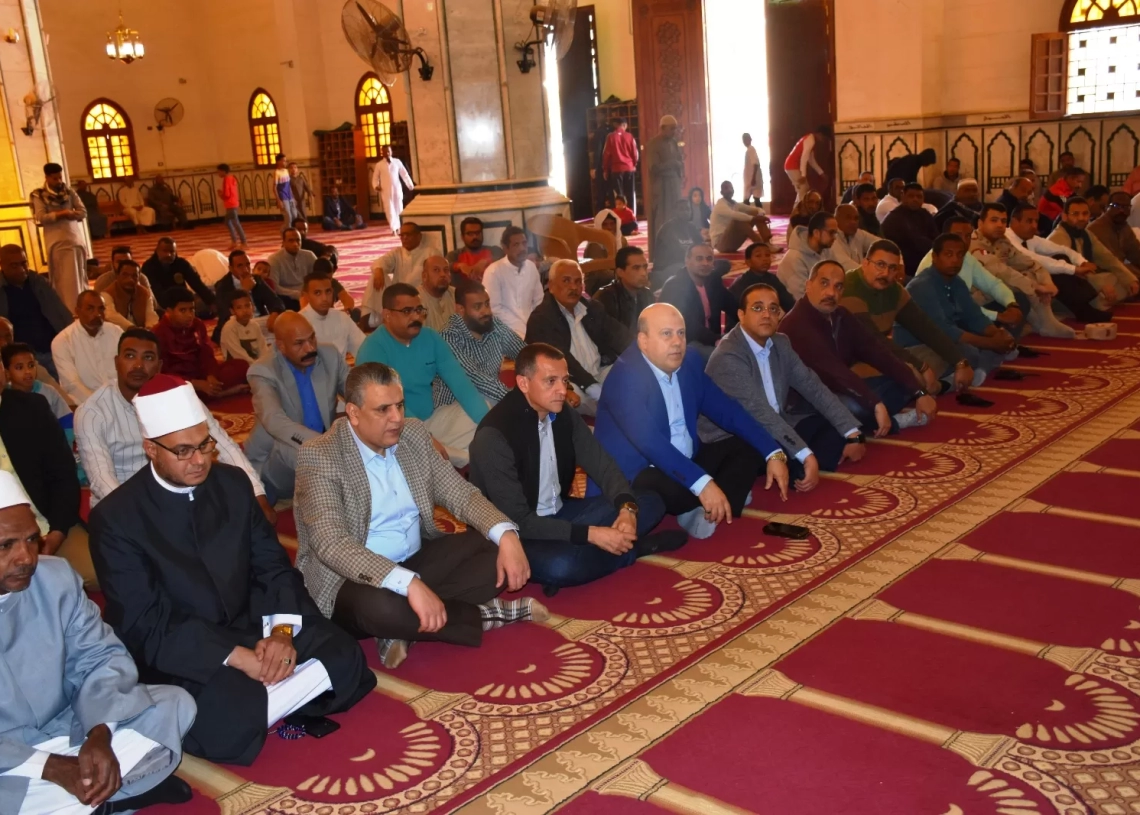 محافظ أسوان يصلي الجمعة بمسجد حمدى عبد الله بالصداقة الجديدة 27 - جريدة المساء