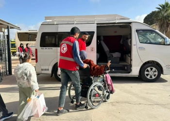 الهلال الأحمر المصرى يقدم المساعدات للدفعة السابعة من المصابين فى القطاع