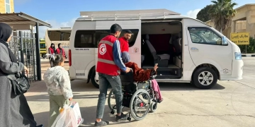 الهلال الأحمر المصرى يقدم المساعدات للدفعة السابعة من المصابين فى القطاع