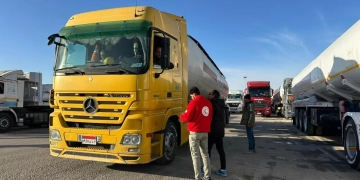 الهلال الأحمر المصرى يقدم زاد 136 لأهل غزة