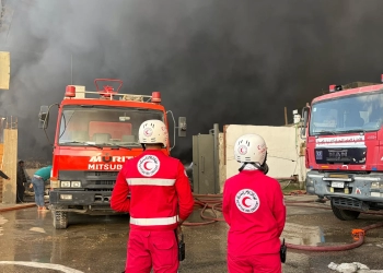 الهلال الأحمر يقدم الإسعافات لمصابى حريق مصنع ملابس أكتوبر